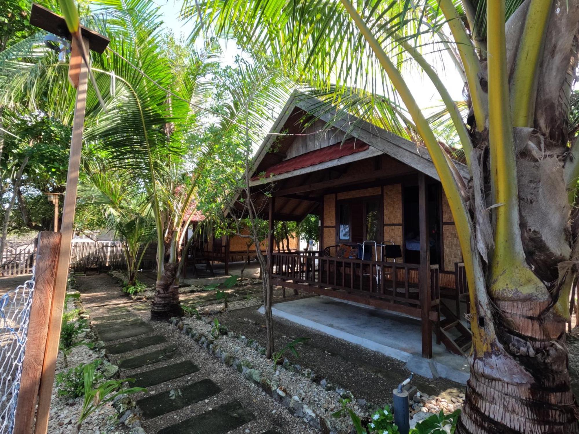 Maryan Moyo Bungalows & Resto Moyo Island Exteriör bild