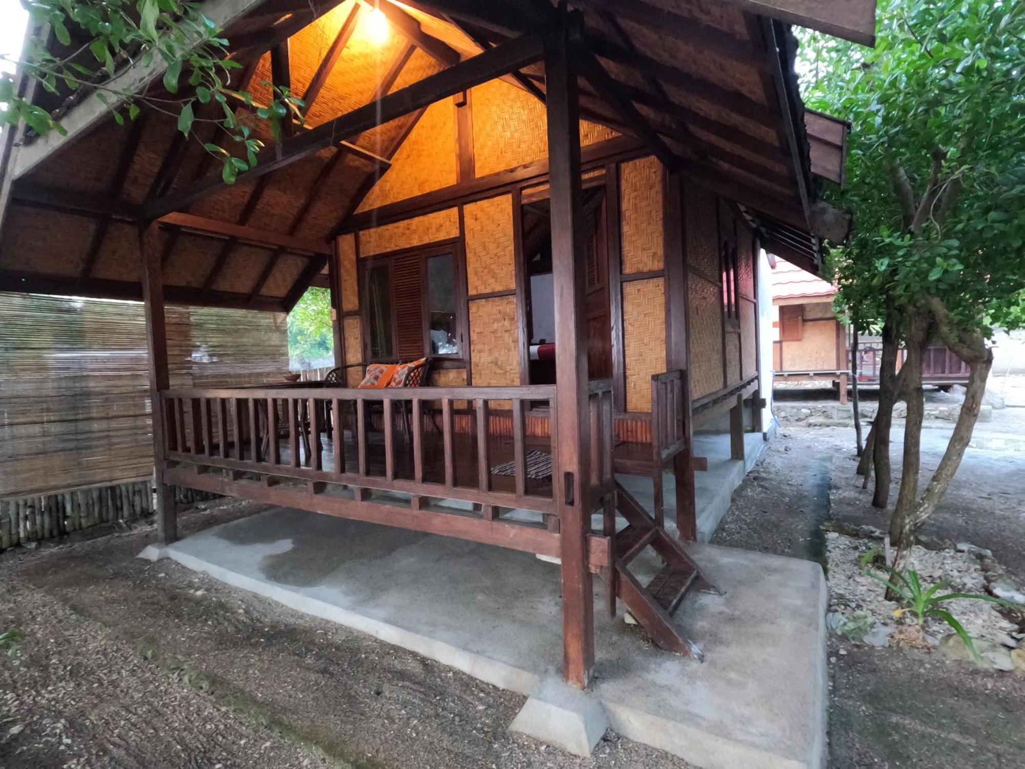 Maryan Moyo Bungalows & Resto Moyo Island Exteriör bild