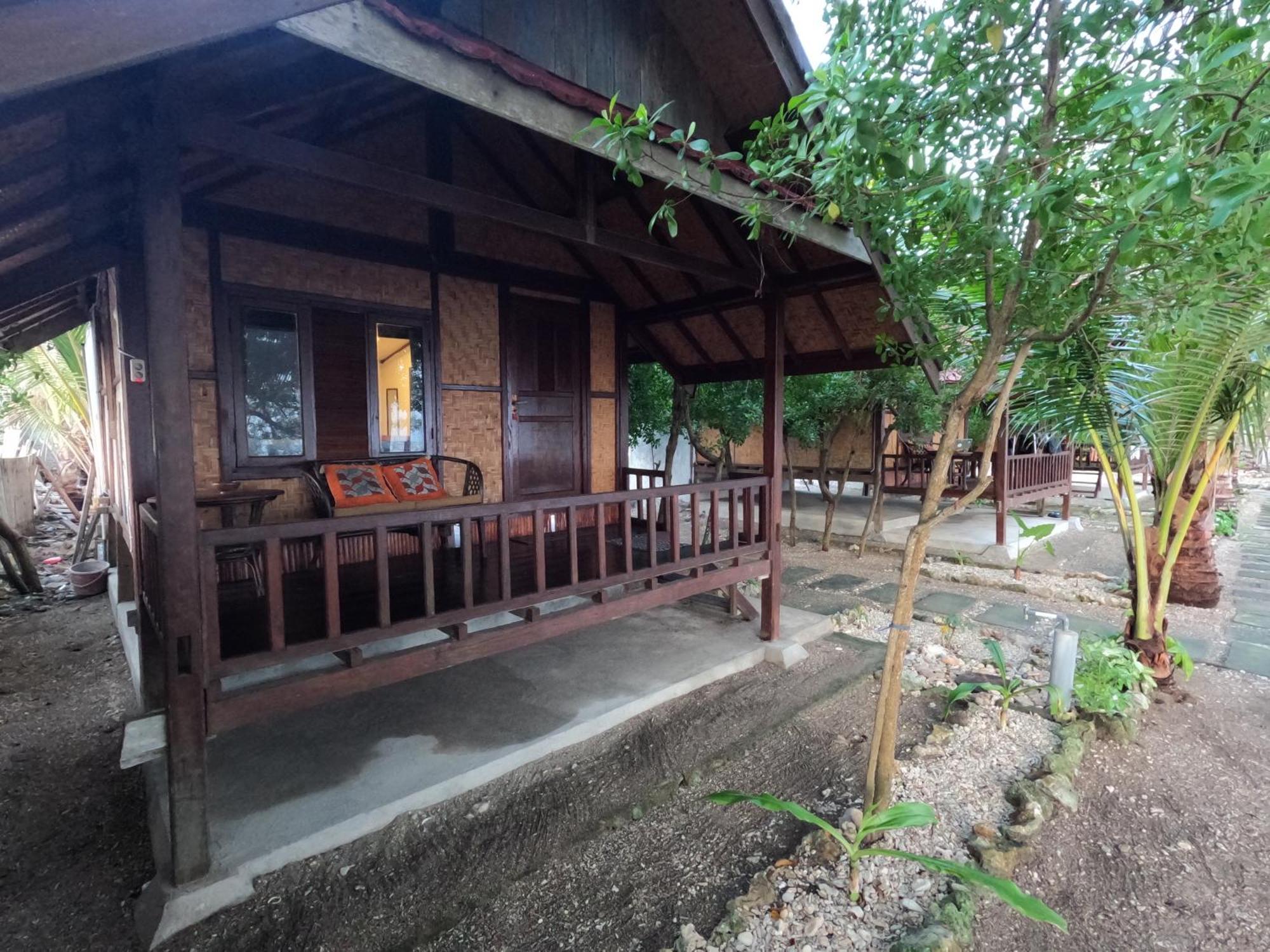 Maryan Moyo Bungalows & Resto Moyo Island Exteriör bild